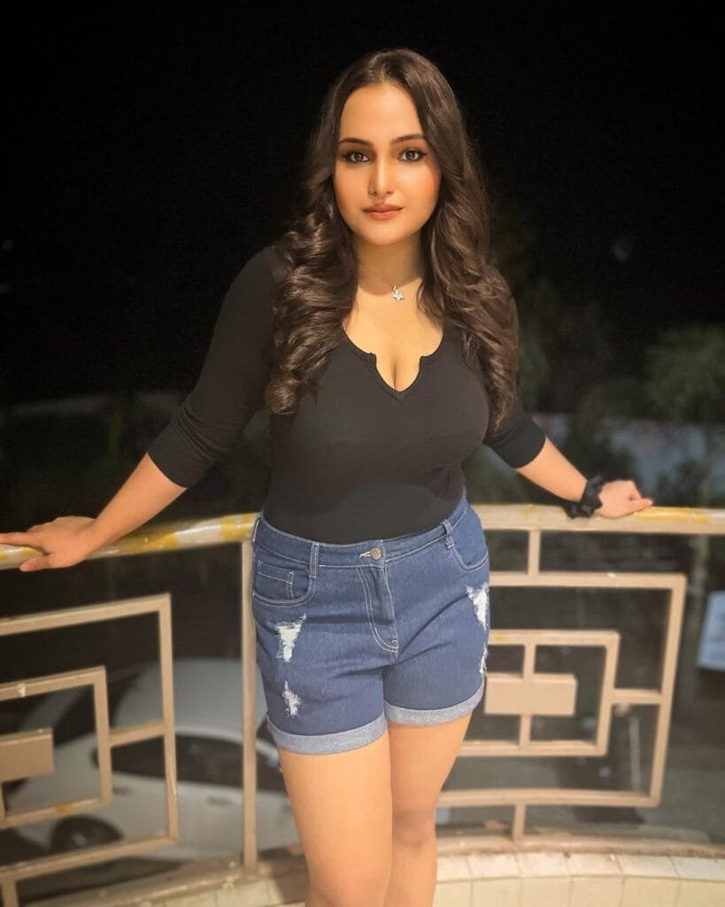 Aliya Naaz Outfit:curvy and sexy