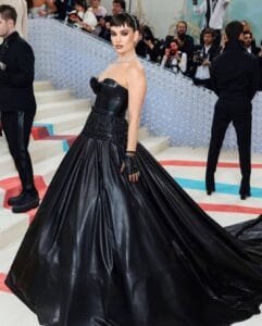 Lily James Dress:in black