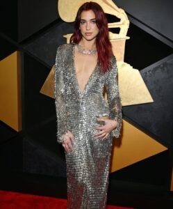 Dua Lipa Fashion:loking good