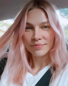 Aline Weber: on a white,red  hair
