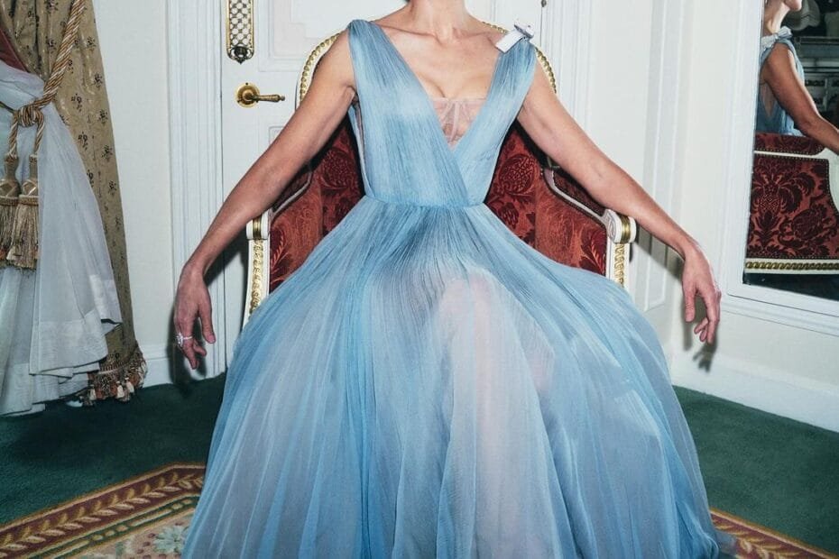 Rosamund Pike: in a blue red carpet dress