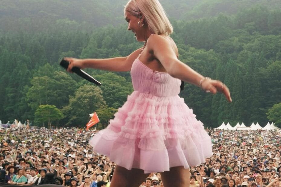  Anne-Marie Dress: ina a short sexy dress