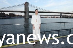Daisy Ridley Net Worth and white outfit