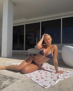 hot black: Tammy Hembrow bikini