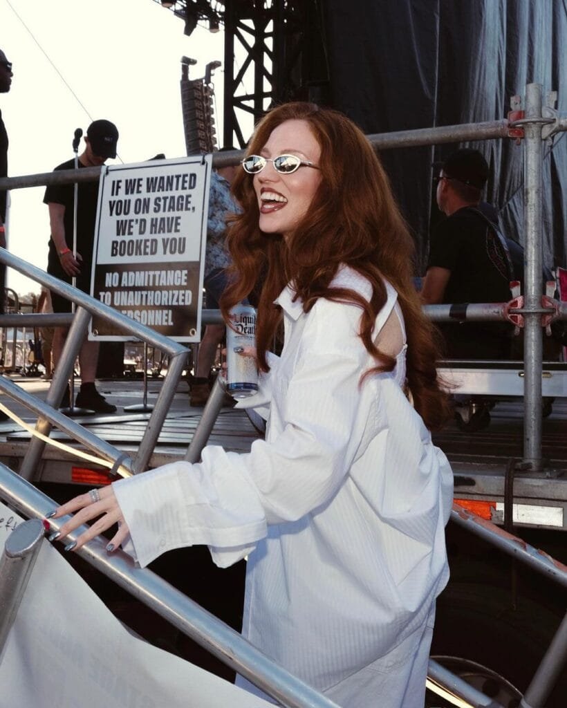 Jess Glynne: on a cool white outfit