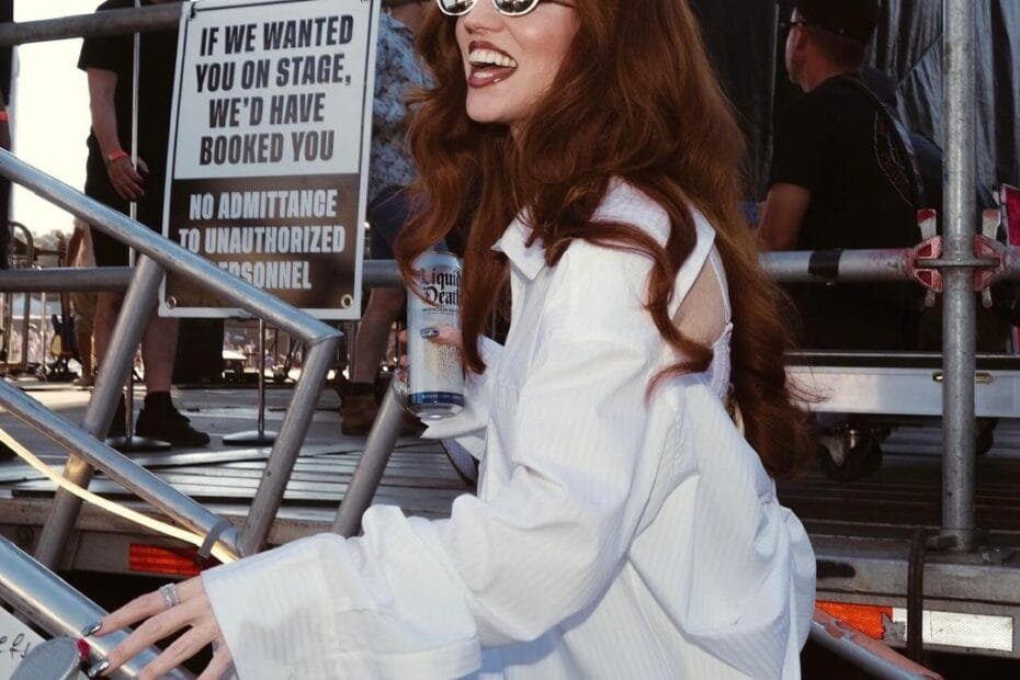 Jess Glynne: on a cool white outfit