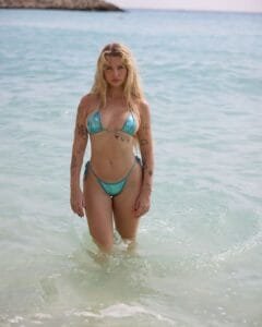 Lottie Moss bikini:classic look