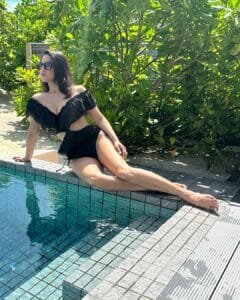 Sunny Leone Bikini:curvy and sassy