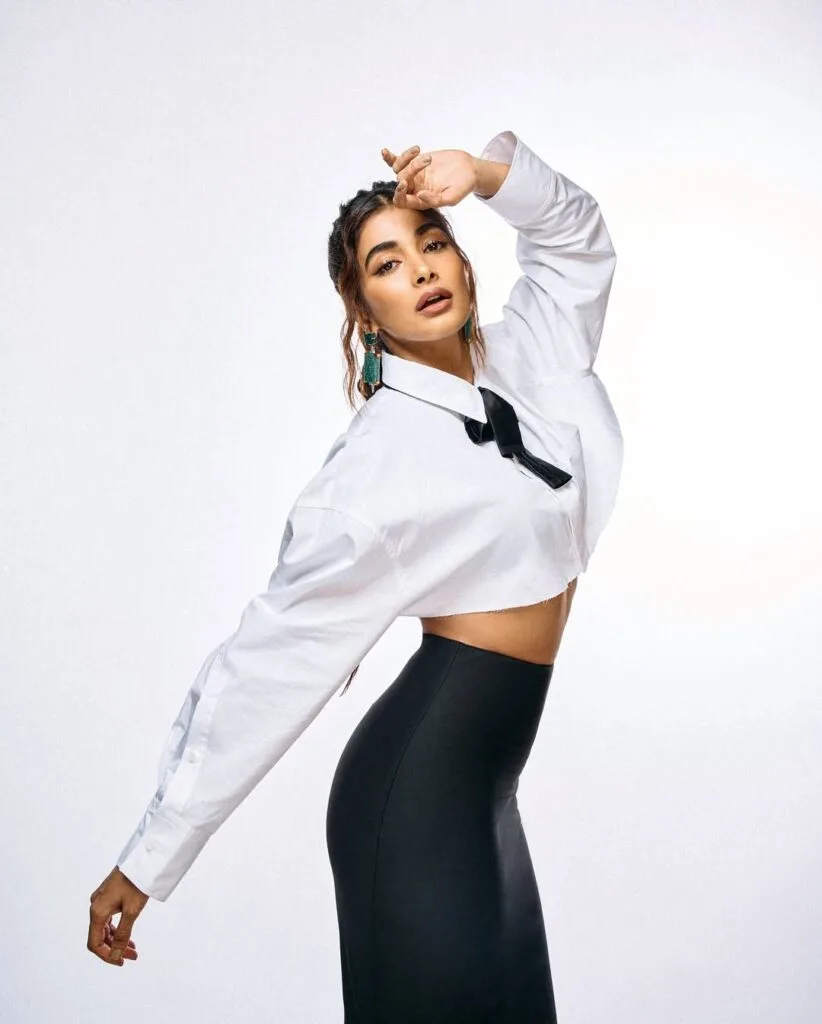 Pooja Hegde:curvy and sassy