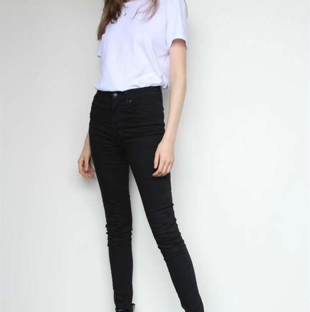 Thairine Garcia: on a black and white outfit