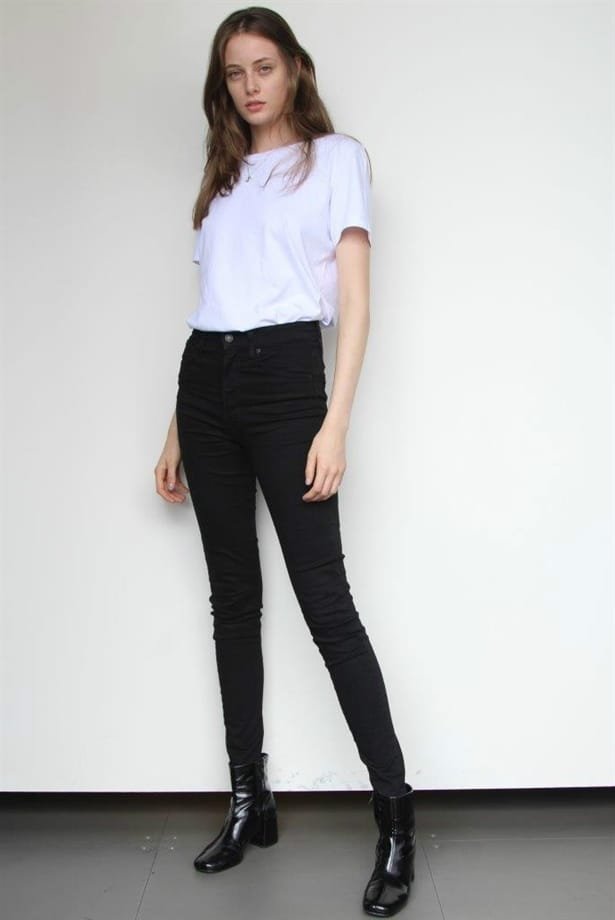 Thairine Garcia: on a black and white outfit