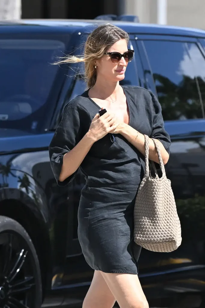 Gisele Bundchen's Pregnancy: on a black outfit
