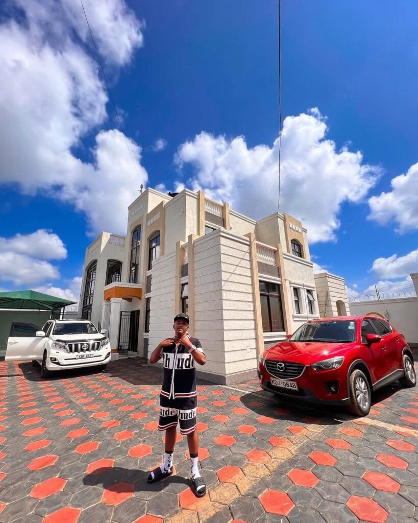 Thee Pluto Bio:larvish