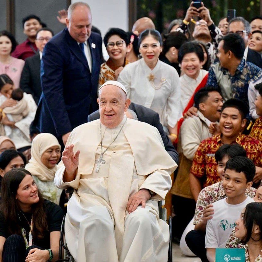 Facts About Pope Francis:serving the people