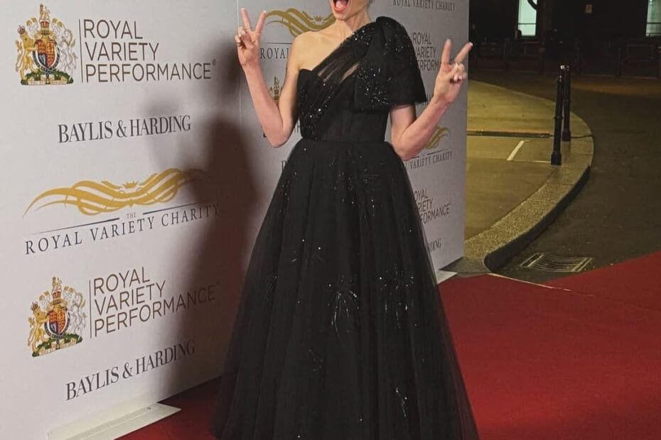  Sophie Ellis-Bextor Style: in a tall black dress