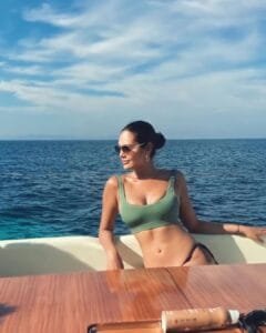 Esha Gupta's hottest bikini:looking good