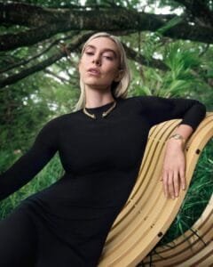 Vanessa Kirby:looking good