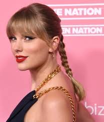 Taylor Swift’s most elegant hairstyles: