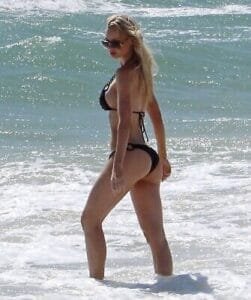 Sophie Turner:curvy and sassy